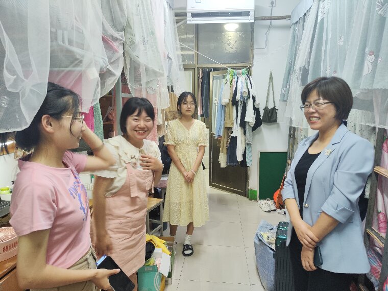 太阳集团官网深入毕业生宿舍慰问走访1（彩虹）0.jpg
